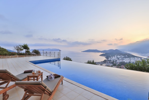 Spectacular poolside views