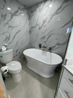 Jacuzzi Soaking Tub after you spend a tough day on the Beach!