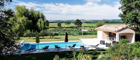 la piscine, ses transats et sa cuisine d'été