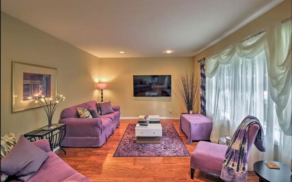 Familyroom w/65"TV