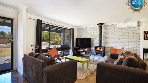Cosy living area with fireplace