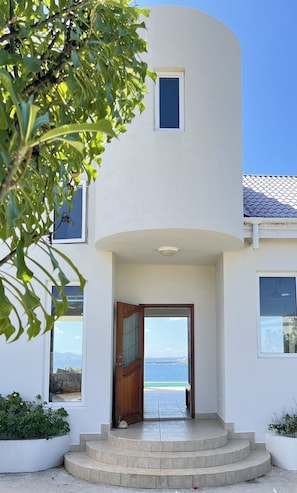 Main entrance to the villa. View of the sea & St Martin through the house 