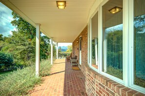 Front porch with seating available!