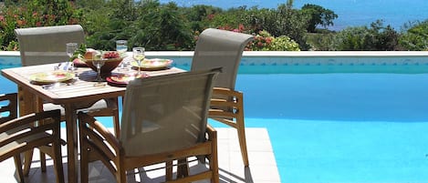 Lunch by the pool captivated by the view of the shimmering sea, St Marteen. 