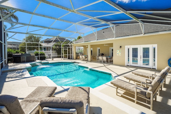 Huge Swimming pool, Deck and Lanai (Optional Pool Heating)