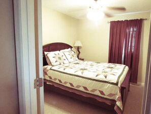 Governor's room-queen bed