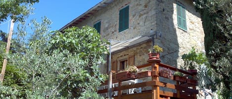 TERRAZZO CON TAVOLO  E GAZEBO