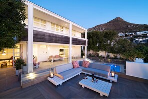 Robinson Beach House - Front Lounge Area