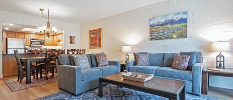 Living Room - Comf seating for 6, Queen Pull Out