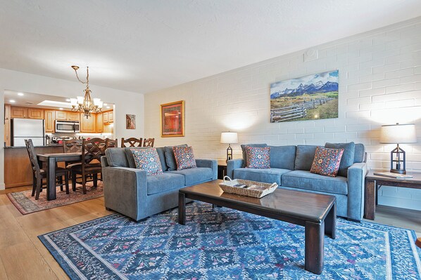 Living Room - Comf seating for 6, Queen Pull Out
