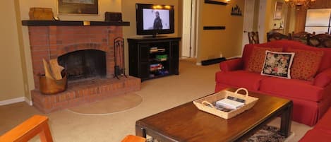 Living Room -Comfortable seating 6, HD, Cable TV