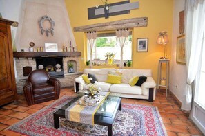 ORGON vacation rental prestigious property to rent living room