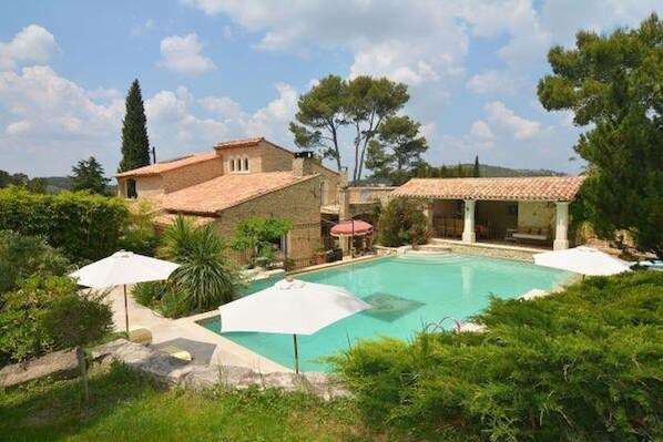 ORGON vacation rental prestigious property to rent garden