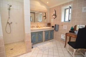 ORGON vacation rental prestigious property to rent 3 bathrooms