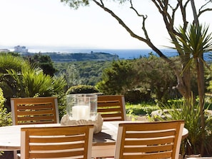 La terrasse de votre mini-villa avec vue sur la mer et Bonifacio