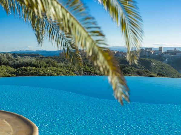 Notre piscine chauffée avec vue sur Bonifacio