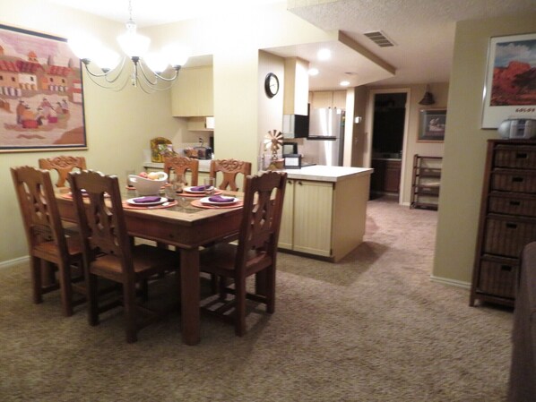 Dining Area - Seating for 6
