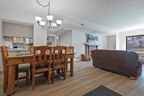Dining Room- seats 6