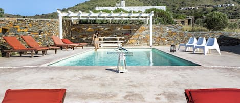 The pool shared with Villa Thea