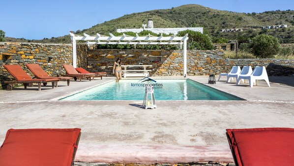 The pool shared with Villa Thea