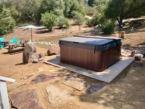 Hot tub with Mountain View’s by the seasonal stream 