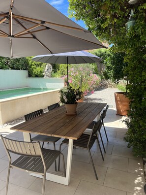 La terrasse avec vue sur piscine et jardin