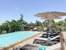 Villa Malaka, espace piscine 8 x 4 m avec solarium, transats et parasols