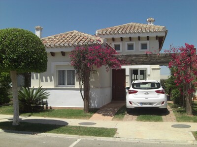 2 Bed Villa en 5 * golf resort w / propia piscina, vistas al campo, A / C