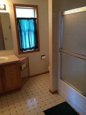 Main bathroom. Standard size tub & shower.
(temp. pic)