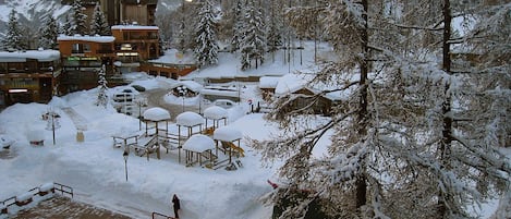 place centrale vue depuis le balcon l hiver