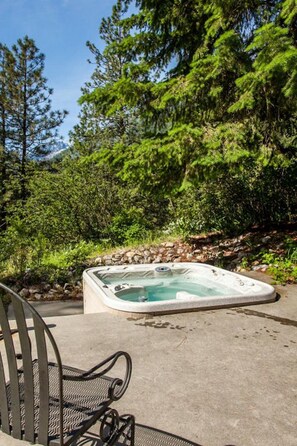 Relax in the hot tub with mountain view