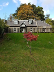 Secluded ex-Balmoral Estate cottage, modernised, child/pet friendly. 