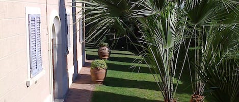 Il giardino di Villa Ghezzi visto dalla finestra del Primo Piano.