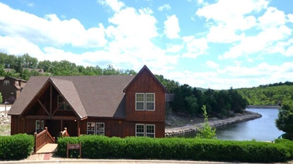 Fabulous large cabin right on lake shore next to pool, playground, Basketball
