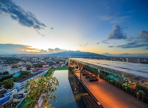 Roof top pool