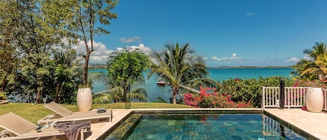 Swimming pool of Villa Cerisier, a villa in Martinique at Le François