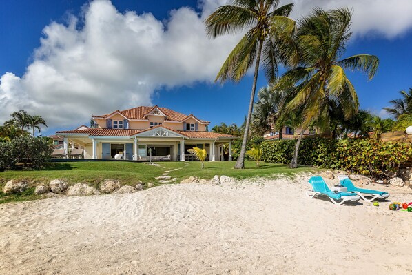 Facade of Villa Marine, a luxury villa in Guadeloupe à Saint-François