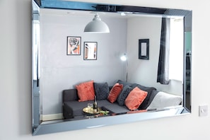 Living Room With Mirror, Smart TV & Netflix