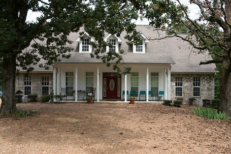 Welcome to Dot's Place By Sardis Lake!