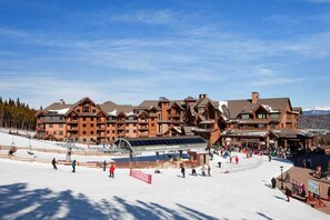 The Independence Chair super lift right outside of the resort on Peak 7