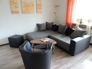 Ferienwohnung (45qm) mit Sonnenterrasse und Parkplatz-Wohnzimmercouch