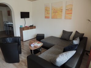 Ferienwohnung (45qm) mit Sonnenterrasse und Parkplatz-Wohnbereich