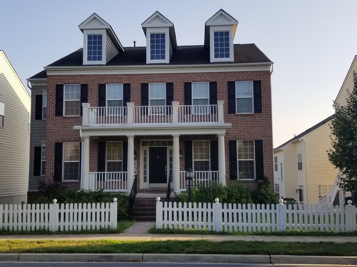 Gigi’s-luxurious 1800-SF 2 Bedrooms, 2 Baths, Beautiful, Sunny & spacious Apt