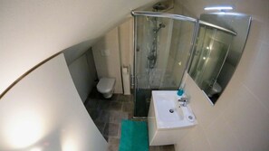 Shower room with wall-hung WC and washing machine (located on the 1st floor)