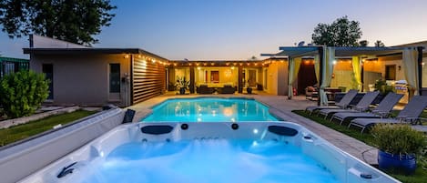 Spacious private back yard.  Jacuzzi (Oct-Apr)
