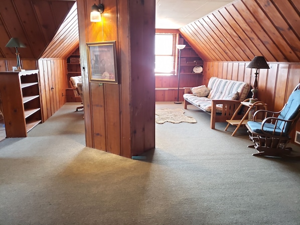 spacious 3rd floor loft
