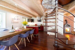 Kitchen and dining table in the holiday apartment Skagen with fireplace