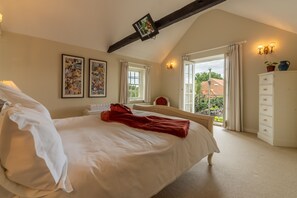 Estcourt House, Burnham Market: Master bedroom with Juliet balcony