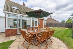 High View, Wells-next-the-Sea: Patio dining area outside the conservatory