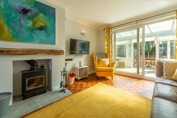 High View, Wells-next-the-Sea: Sitting room leading to conservatory and garden